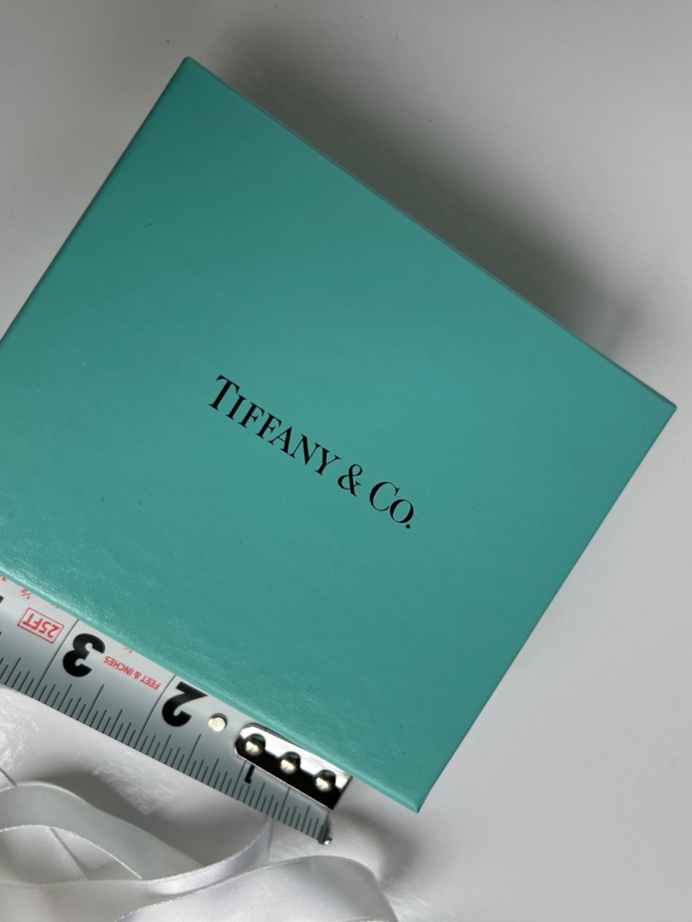 Large lot of Tiffany & Co. Boxes, ribbons, pouches, etc. - Picture 15 of 16